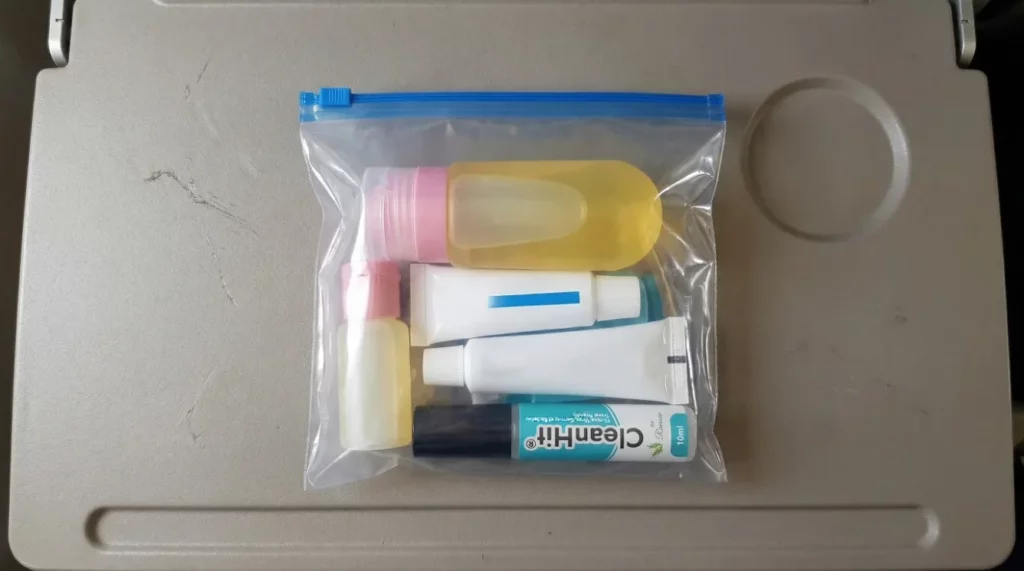 Trousse toilette avion 100ml : sélection minimaliste couvrant les besoins essentiels tout en respectant largement la limite d'1 litre global. CleanHit® spray désinfectant (10ml)